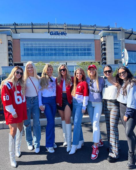 Game Day Girls ❤️💙 | Instagram Day Winter Outfit, Carnaval Outfit, Patriots Game, Outing Outfit, Gillette Stadium, Football Game Outfit, Game Day Outfit, Gameday Outfit, Neutral Outfit