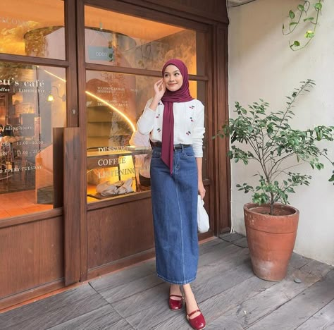 Outfit Baju Merah, Maroon Hijab Outfit, Rok Jeans Hijab Ootd, Maroon Shoes Outfit, Ootd Rok Jeans, Celana Jins Wanita, Outfit Maroon, Fashion Inspo Casual, Hijab Ideas