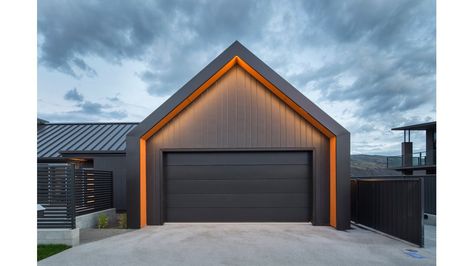 Linea Oblique Weatherboard by James Hardie – EBOSS Minimalist Home Exterior, Home Exterior Architecture, Exterior Architecture Design, Monochrome House, Cladding Ideas, House Outside, Architecture Design Ideas, Farmhouse Shop, House Cladding