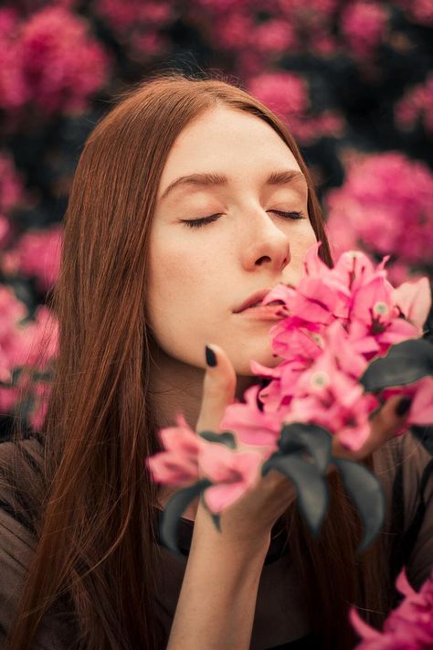 Close-up shot of woman with curly hair smelling pink flowers Pose With Flowers, Ways To Pose, Smelling Flowers, Perspective Photography, Half Face Mask, Essential Oils For Hair, Grow Hair Faster, Stimulate Hair Growth, Hair Growth Oil