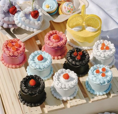 Cake Boxes Diy, Fake Desserts, Crystal Alter, Fake Cakes, Decoden Diy, Precious Metal Clay Jewelry, Aesthetic Cake, Diy Cream, Diy Gifts For Friends