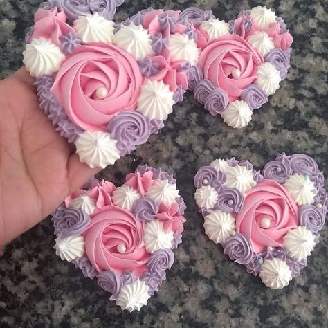 Valentines Meringues, Cookies Packaging Ideas Creative, Meringue Decoration, Pink And Purple Cupcakes, Meringue Flowers, Cookies Packaging Ideas, Valentines Bakery, Meringue Cookie Recipe, Cookie Cake Designs