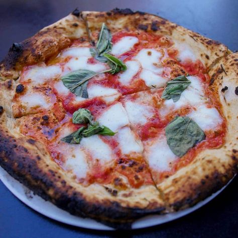 Authentic Margherita Pizza Recipe - La Cooquette Margherita Pizza Recipes, Pizza Margherita Recipe, Margherita Pizza Recipe Flatbread, Classic Margherita Pizza, Fancy Pizza, Margherita Pizza Recipe, Neapolitan Margherita Pizza, Pizza Margarita, New York Style Pizza