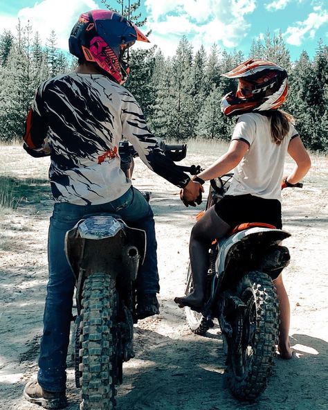 Dirt Bike Couple, Motocross Couple, Country Couple Pictures, Bike Couple, Motocross Love, Bike Pictures, Country Couples, Get A Boyfriend, Bike Photo