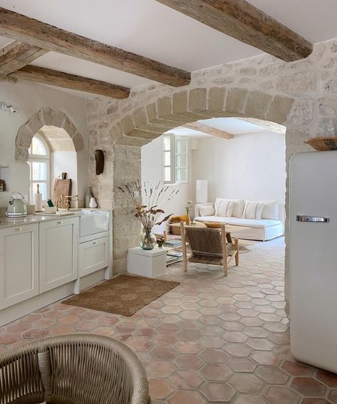 Provence House Interior, Provencal Kitchen, South Of France House, French Flooring, Chic Modern Farmhouse, Provence Kitchen, Tuscan Kitchen Design, Provence House, Mediterranean Interior Design