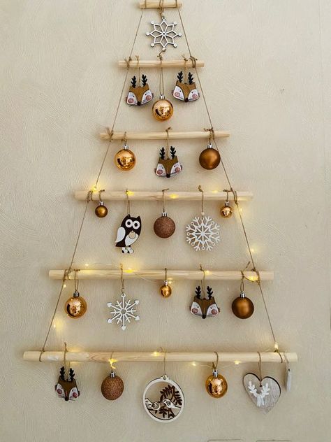 a hanging Christmas tree with branches and yarn, with lights, ornaments and snowflakes is lovely Wall Ornament Display, Display For Ornaments, Ornament Wall Display, Christmas Ornaments Display Ideas, Ornament Display Ideas, Christmas Tree With Branches, Xmas Ornaments Diy, Wall Mounted Christmas Tree, Tree With Branches