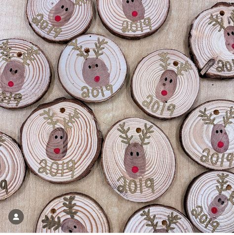 Easy Diy Toddler Christmas Ornaments, Christmas Wooden Slices Ideas, Fingerprint Reindeer Ornament, Reindeer Wooden Ornaments, Diy Wood Slice Ornaments For Kids, Thumb Print Christmas Ornament, Wooden Ornament Crafts For Kids, Kids Wooden Ornament Craft, Kids Christmas Crafts Made Of Paint Feet And Hands Ideas