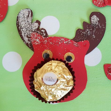 Elch aus Farbkarton mit Ferrero Rocher Nase. Ferrero Rocher Gift, Chocolates Ferrero, Costumes For Dogs, Diy Gifts For Him, Ferrero Rocher, Creative Kids, Pin Collection, Xmas Gifts, Christmas Presents