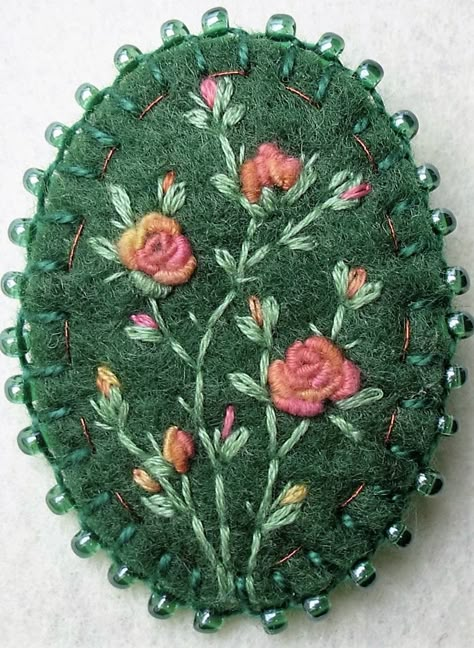 Felt Pins Brooches, Felted Brooches, Wool Felt Projects, Felt Crafts Patterns, Felted Wool Crafts, Wool Embroidery, Felt Embroidery, Pola Sulam, Felt Jewelry