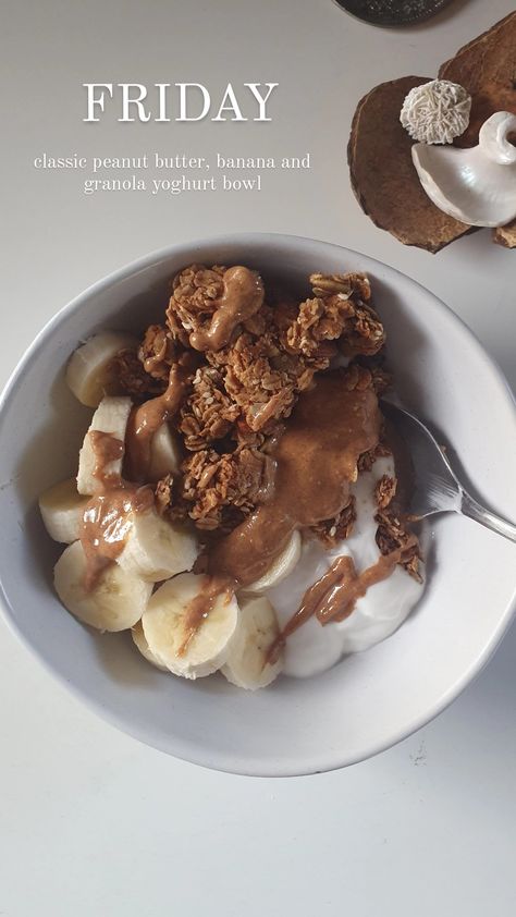 Yoghurt Peanut Butter, Yogurt Bowl With Peanut Butter, Morning Bowls Healthy Breakfasts, Granola Yoghurt Bowl, Yoghurt Granola Bowl, Granola Yogurt Bowl Breakfast Recipes, Yogurt Bowls Aesthetic, Aesthetic Yogurt Bowls, Granola Bowl Aesthetic