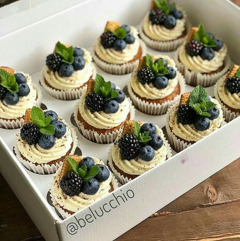 @AranzaDrive ❁ Cupcake Cake Designs, Beautiful Cupcakes, Cupcake Flavors, Snacks Für Party, Dessert Decoration, Dessert Cupcakes, Mini Desserts, Pretty Cakes, Cupcake Recipes