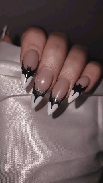 Short Halloween Nails Almond, Bat Gel Nails, Gel Nail Designs Grunge, French Tip Bat Nails, Spooky Nail Art Designs, Stilleto Nails Halloween Art Designs, Halloween Gothic Nails, Halloween Nails Inspo Aesthetic, Goth Girl Nail Ideas