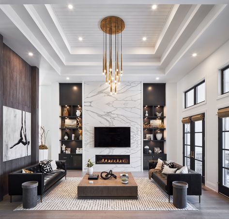 High-ceilings, stunning lighting, beautiful wall panel... They're just a few elements that made us fall in love 🖤 with this living room designed by Astro’s Julia Enriquez. Photo credit: JVLphoto. #luxurydesing #homeinspiration #dreamlivingroom #livingroomideas #goldpendant #highceilingdecor #interiordesign #lighting #lightingdesigns #indoorlighting #lightingideas #marblepanel #livingroomdecor #woodpanel High Ceiling Home, High Ceiling Living Room Modern, High Ceiling Living Room, Ceiling Design Living Room, Ceiling Design Modern, Room Deco, Living Room Ceiling, Design Photo, Luxurious Bedrooms