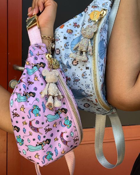 Disney Bags Diy, Disney Fanny Pack, Fanny Pack Outfits, Disneyland Fits, Fanny Pack Outfit, Disney World Souvenirs, Minnie Mouse Bag, Disney Trip Outfits, Disney Keychain