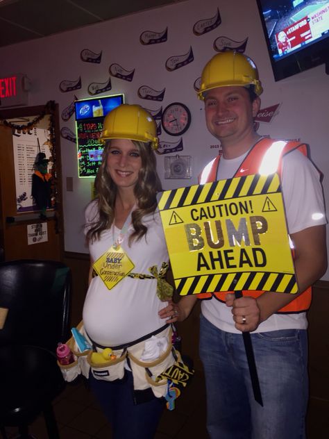 Pregnant Construction Worker couples Halloween costume Pregnant Couple Halloween Costumes, Crazy Halloween Costumes, Mom Halloween Costumes, Mom Costumes, Pregnancy Costumes, Moms To Be, Pregnant Halloween Costumes, Halloween Costumes Ideas, Pregnancy Info