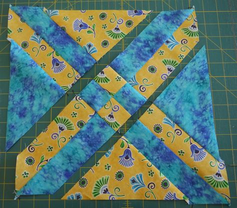 My Sister's Quilts 2 Color Quilts Patterns, 2 Color Quilts, Quilt Blocks Easy, Big Block Quilts, Two Color Quilts, Quilting Designs Patterns, Scrappy Quilt Patterns, Quilt Square Patterns, Quilt Block Patterns Free