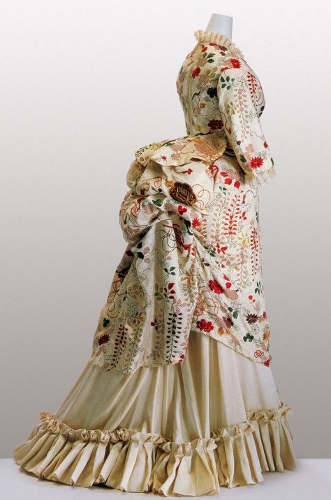 1870s silk bustle dress is a success due to its reliance on Japonisme in the form of a kimono jacket and underskirt. It is of interest that an actual kimono was incorporated to fashion the dress, rather than the more anticipated use of a kimono as fashionable "at-home" wear. Reproduction underskirt finishes the brightly elegant garment. Monet, Renoir & other Impressionist artists frequently painted their models in kimonos... Kyoto Costume Institute 1870s Fashion, Historical Dress, Bustle Dress, Victorian Costume, 19th Century Fashion, Old Dresses, Victorian Clothing, Antique Dress, Retro Mode