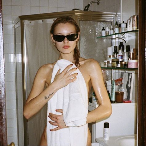 Model Paige Reifler taking a shower with #raybansunglasses Film Photography, It Girl, Photo Inspo, My Aesthetic, Cool Girl, Photo Ideas, Mood Board, Editorial, Self Care