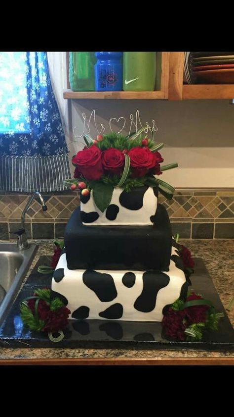 Cow Print Wedding Ideas, Sweet 16 Cow Print Theme, Cow Print Wedding Cake, Cow Themed Wedding Ideas, Cow Print Wedding Decor, Cow Wedding Theme, Cow Themed Wedding, Cow Print Wedding, Cow Wedding Cake