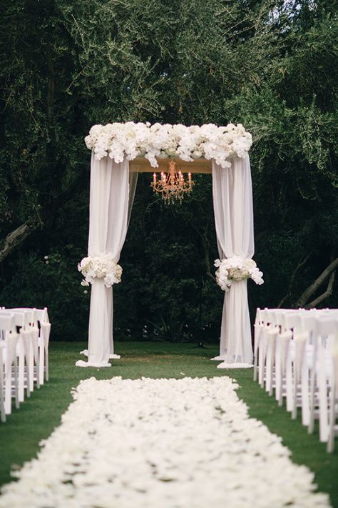 White Chandeliers, Simple Wedding Arch, Ceremony Archway, White Wedding Arch, Wedding Arches Outdoors, Wedding Chuppah, Diy Wedding Arch, Wedding Arbors, Wedding Archway