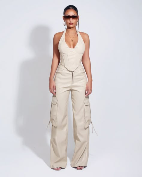 Cargo Fashion 2023, Corset Trousers Outfit, Corset Top And Trousers Outfit, Cargo And Corset Outfit, Cargos And Corset, Corset Looks Outfit, How To Style Corset Tops, How To Style A Corset Top, Halter Neck Outfit