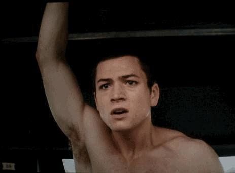 He panics, but in a supersexy way. Gary Unwin, Eggsy Kingsman, Taron Edgerton, Taron Egerton Kingsman, Kingsman The Secret Service, Froy Gutierrez, Chica Cool, Hottest Male Celebrities, Taron Egerton