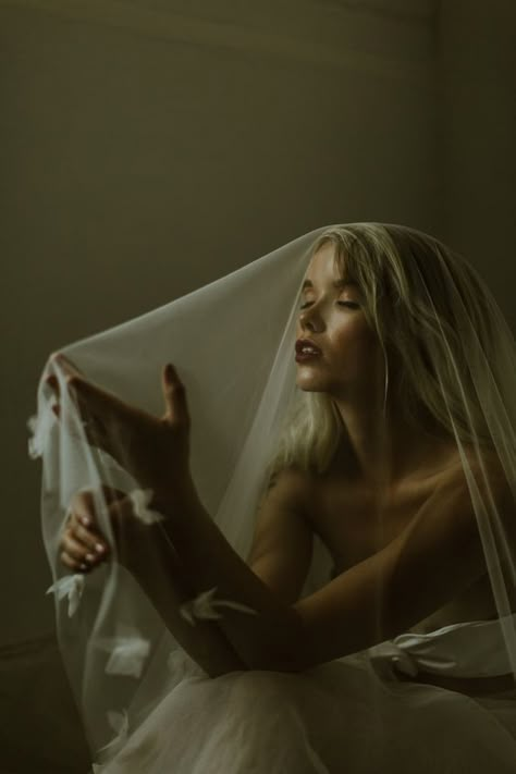 Tulle Photoshoot, Ethereal Photography, Flower Photoshoot, Fabric Photography, Foto Art, Bridal Shoot, The Modern Bride, Shooting Photo, Cinematic Photography