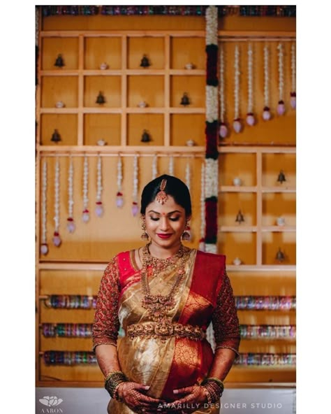 Sreemantham Jewellery, South Indian Seemantham Photos, Valakappu Photoshoot, Maternity Shoot Traditional, Valakappu Saree, Seemantham Photo Poses Traditional, Baby Shower South Indian, Maternity Photography Traditional, Valakappu Photos