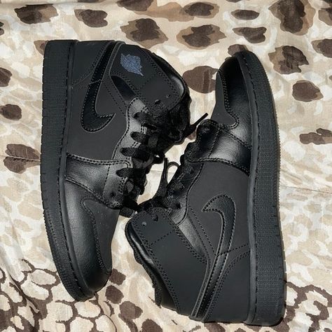 NEW! Jordan 1 Mid Triple Black Mid Triple Black Jordan 1, Jordan Retro 1 Outfits Women, All Black Jordans, Drip Shoes, Jordan 1 Mid Black, Jordan Shoes For Women, Air Force Nike, Jordan Mid, Jordan 1 Black