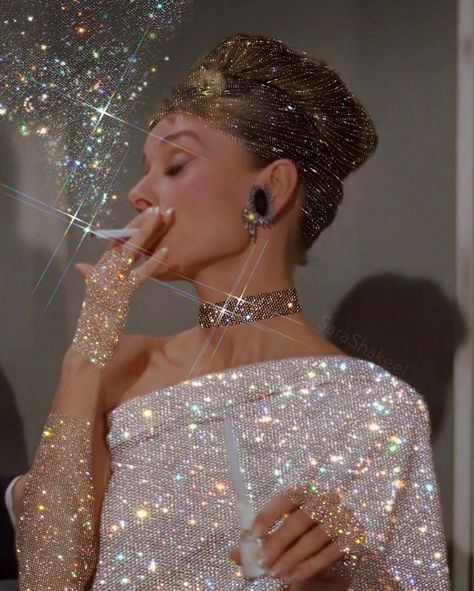 #glitter #aesthetic #vintage #audreyhepburn #hairstyles #hairbeauty #sparkle Sparkle Aesthetic, Glitter Photography, Photo Polaroid, Glitter Girl, Grunge Look, 90s Grunge, Street Look, Crystal Art, Golden Globes