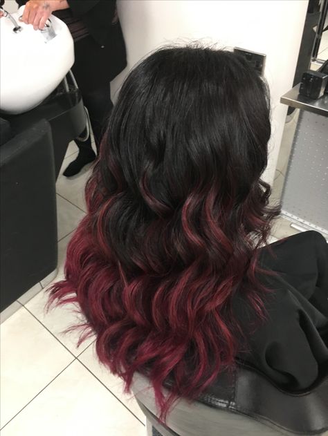 Dark Red Hair Dye, Red Hair Streaks, Burgundy Hair Dye, Black Balayage, Black Hair Ombre, Ombre Curly Hair, Balayage Hairstyle, Black Red Hair, Highlight Ideas