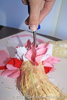 Fabric straw wreath using a screwdriver Straw Wreaths For Front Door, Fabric Wreath Tutorial, Bandana Wreath, Fabric Wreaths, Valentines Wreaths, Straw Wreath, Valentine's Day Wreath, Fabric Wreath, Rag Wreath