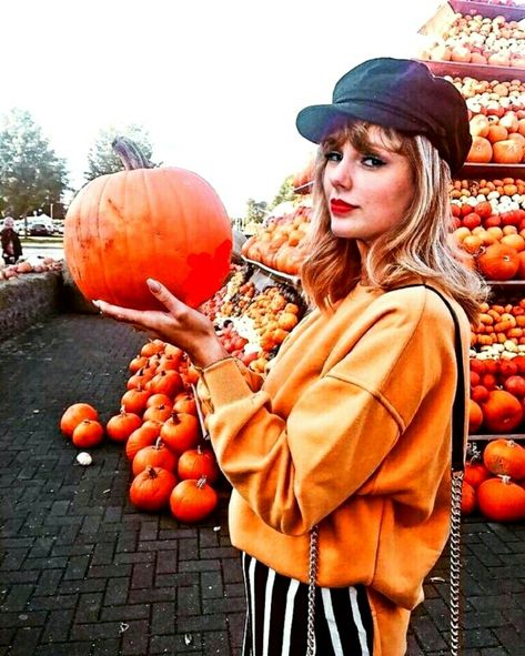 Taylor Swift Pumpkin The Music Industry, Deal With It, Music Industry, Singer Songwriter, Evolution, Taylor Swift, Swift, Halloween