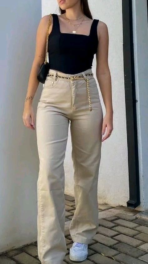 Casual Sheek Outfits Summer, Black Top And Beige Pants, Casual Basic Outfits Aesthetic, Guadalajara Outfits, Look Elegante Casual, Look Cinema, Estilo Basic, Estilo Clean, Casual College Outfits