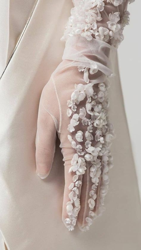 Edgy Bridal, Fashion Gloves, Gloves Fashion, Diy Vetement, Fashion Embroidery, Wedding Gloves, Bridal Gloves, Romantic Dress, Couture Wedding