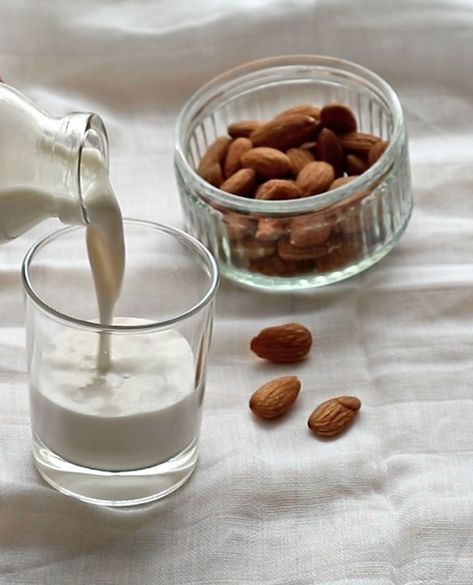 Diy Almond Milk, Make Almond Milk, Almond Milk Recipes, Matcha Latte Recipe, Homemade Almond Milk, Low Carb Zucchini, Latte Recipe, Nut Milk, Eat Real Food