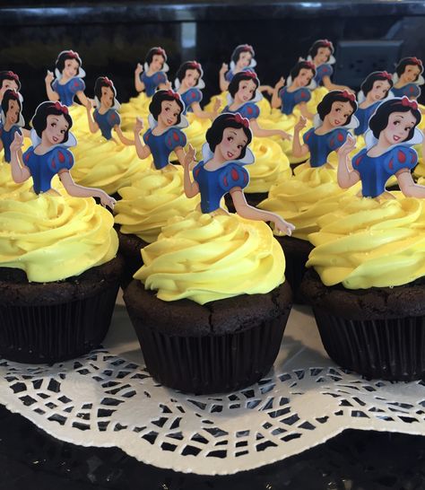 Snow White cupcakes! Snow White Birthday Theme, Snow White Cupcakes Ideas, Snow White Desserts, Snow White 1st Birthday Party, Snow White First Birthday Party, Snow White Birthday Party Cake, Snowhite Birthday Party, Snow White Theme Cake, Snow White Birthday Cake