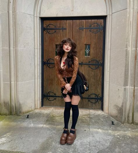 Hellbabyeve Instagram, Hopeless Romantic Outfit, Skirt Poses, Dollskill Outfits, Gossip Girl Outfits, Romantic Outfit, Ulzzang Fashion, Gothic Outfits, Alternative Outfits