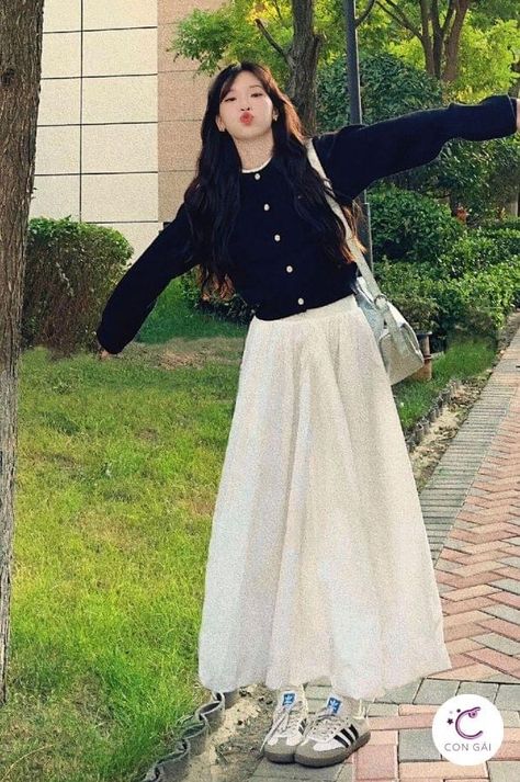 Korea Long Skirt Outfit, Style With White Skirt, Asian Long Skirt Outfits, Cream Long Skirt Outfit, Korean Skirt Outfits Long, Minimalist Skirt Outfit, Korean Long Skirt Fashion, Korean Long Skirt Outfits, French Outfit Style Classy