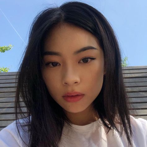 tingting⚡️ on Instagram: “nyc has been good to me so far 🥰” Asian Makeup Natural, Model Makeup Natural, Makeup Ulzzang, Ulzzang Hair, Sweet Makeup, Asian Makeup Tutorials, Korean Makeup Look, Natural Glowy Makeup, Kawaii Hairstyles