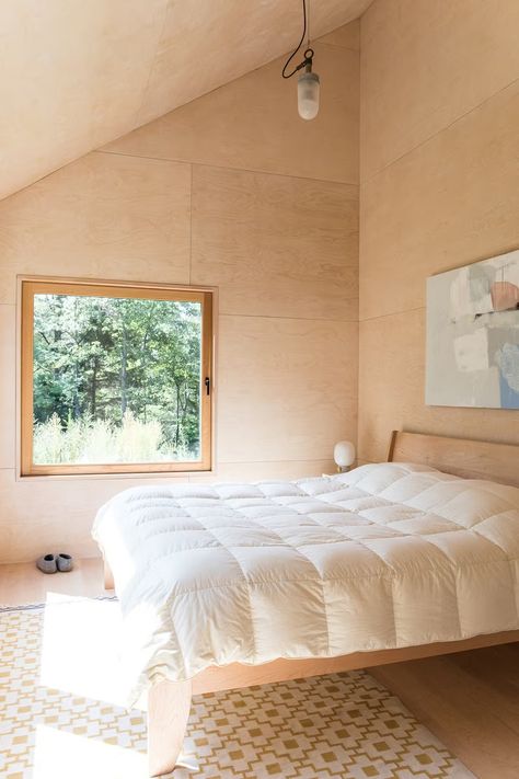 This Minimalist Home in Maine Channels the Spirit of a Scandinavian Cottage - Dwell Scandi Bedroom Decor, Scandinavian Cottage Interior, Cognac Leather Sofa, Scandi Bedroom, Bright Bedroom, Scandinavian Cottage, Cape Elizabeth, Exclusive Homes, Modern Cabin