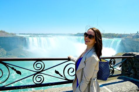 Planning a trip to Niagara Falls? From Niagara on the Lake to the Maid of the Mist, here are some tips on what to wear to Niagara Falls! | travelfashiongirl.com What To Pack For Niagara Falls, Niagara Falls Fashion, What To Wear To Niagara Falls In Summer, Niagara Photo Ideas, Niagara Falls Outfit Summer, Niagara Falls Outfit, Niagra Falls Outfits, Niagara Falls Picture Poses, Niagara Falls Picture Ideas New York