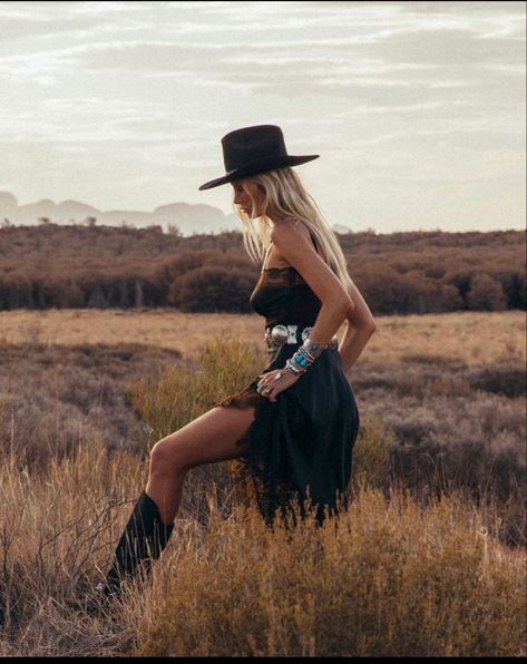 Boho Editorial Photography, Western Beach Photoshoot, Western Desert Photoshoot, Cowgirl Poses Photo Shoots, Western Style Photoshoot, Drip Photoshoot, Fall Western Photoshoot, Western Photo Shoot, Western Formal Wear