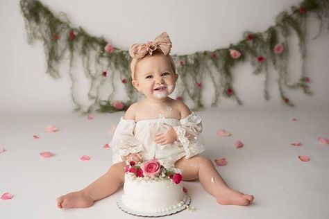 Cake Smash Birthday Photo Shoot, 1st Birthday Photoshoot Outfit, Cake Smash Photoshoot Ideas, 1yr Photoshoot Ideas, Girl Cake Smash Ideas, 1st Birthday Photo Shoot Ideas, First Birthday Pics, First Birthday Photo Shoot Ideas, Baby Girl Cake Smash