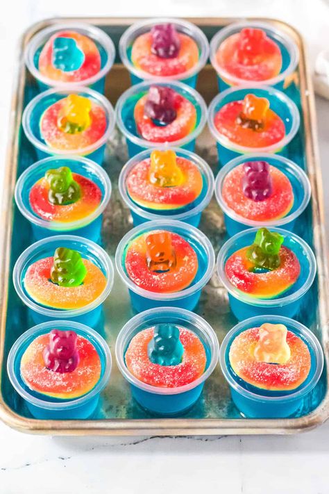 Having a pool party and need a fun summer treat? These easy Pool Party Jello Shots are perfect. You can make these alcoholic for the adults or a non-alcoholic version for the kids! They are a cool, refreshing treat on a hot summer day. Pool Party Jello Shots, Party Jello Shots, Summer Jello Shots, Blue Pool Party, Hello Shots, Shots Vodka, Best Jello Shots, Pool Party Adults, Pool Party Food