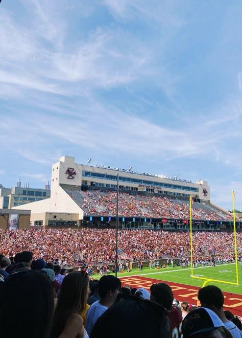 Boston College Dorm, College Core Aesthetic, Boston College Aesthetic, Boston Vibes, Boston College Football, College Core, Dorm Prints, College Inspiration, College Lifestyle