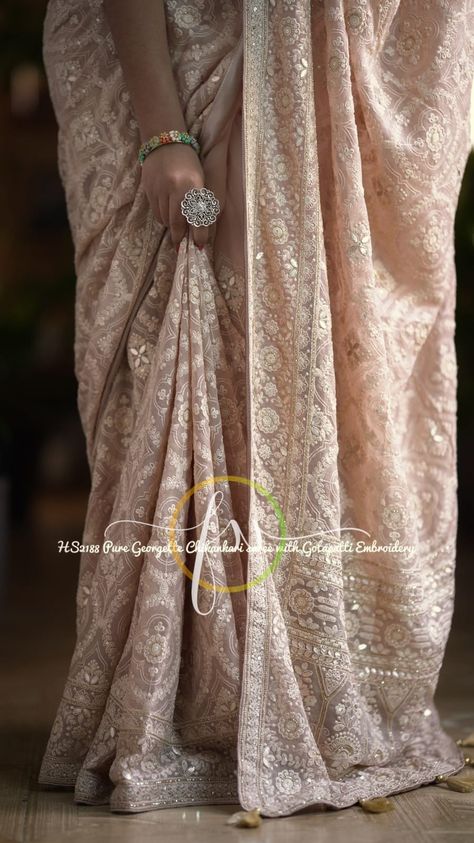 Chickenkari Blouse Designs, Chikankari Saree Georgette, Chickenkari Saree, Styling Dupatta, Chickenkari Kurti, Chikankari Saree, Indian Wedding Gowns, Lehenga Saree Design, Pure Georgette Sarees