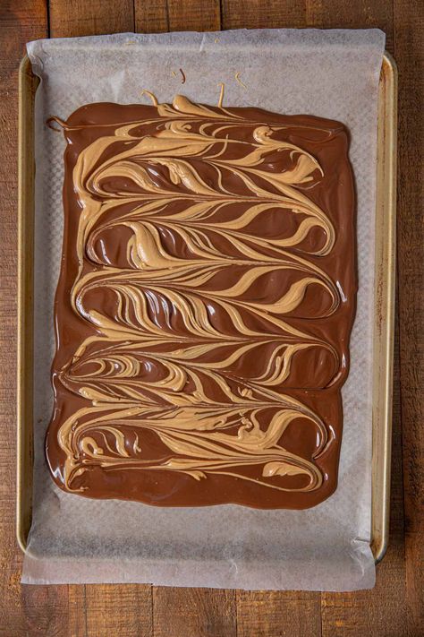 Chocolate Peanut Butter Bark Peanut Butter Bark Recipes, Easy Chocolate Bars, Peanut Butter Chocolate Bark, Bark Recipes Easy, Peanut Butter Bark, Dessert Christmas, Chocolate Bark Recipe, Dinner Then Dessert, Peanut Butter Oreo