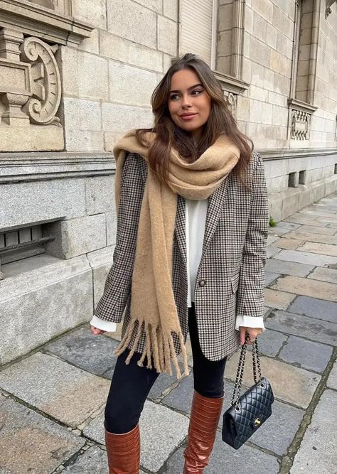 The Ultimate List of Winter Outfits 2024 that are Chic & Trendy! - The Catalog Frenchie Outfits, Cute Casual Winter Outfits, Weekend Ootd, Winter Outfits For Women, Christmas Outfit Ideas, Saturday Weekend, Winter Outfits Warm, Chic Winter Outfits, Stylish Winter Outfits