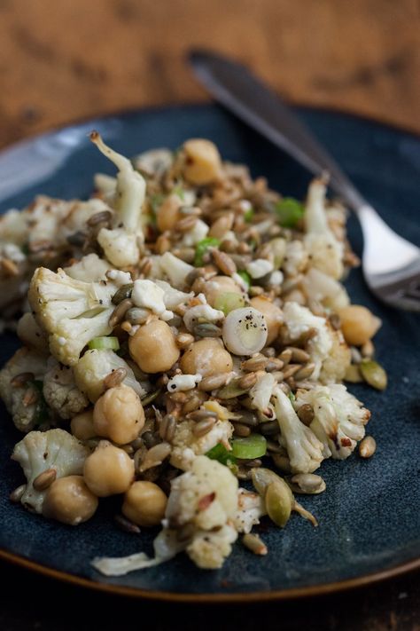 Roasted Cauliflower Bowl, Cauliflower Bowl, Rye Berries, Berry Recipes, Best Vegetarian Recipes, Berries Recipes, Mediterranean Diet Recipes, Healthy Lunch Recipes, Cauliflower Recipes